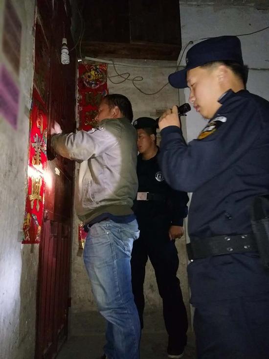 施秉县粗心妈妈误将幼女锁家中 民警全城寻开锁师傅开门