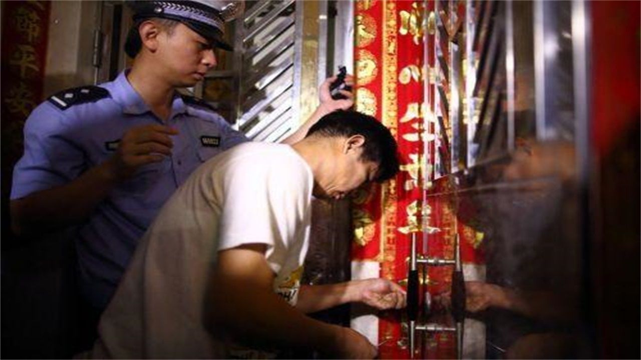 施秉县请开锁师傅开了锁后，师傅为什么一般都不进门，就算主人请也不进去？